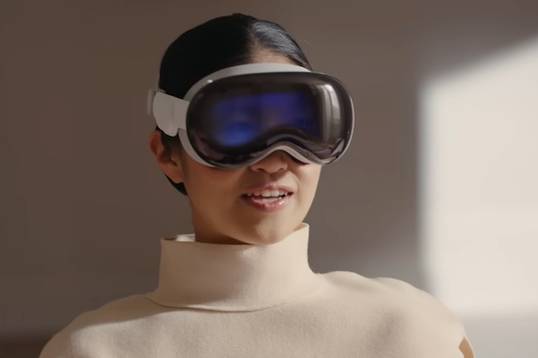 «Звездные войны» и Железный человек в рекламе Apple Vision Pro
