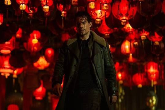 Новые фото Генри Кавилла со съемок «Горца» — черный плащ и шрам на щеке