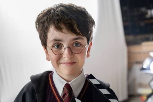 Официальный кадр сериала «Гарри Поттер» со съемок показал главного героя