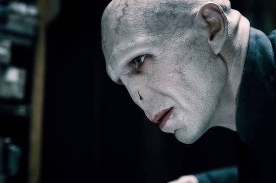 Фото сериала «Гарри Поттер» от HBO тизерят сцену с Волан-де-Мортом, которой нет в фильме
