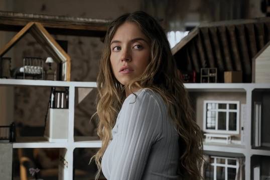 Вышел первый постер фильма «Горничная 2», в котором сыграет Кирстен Данст