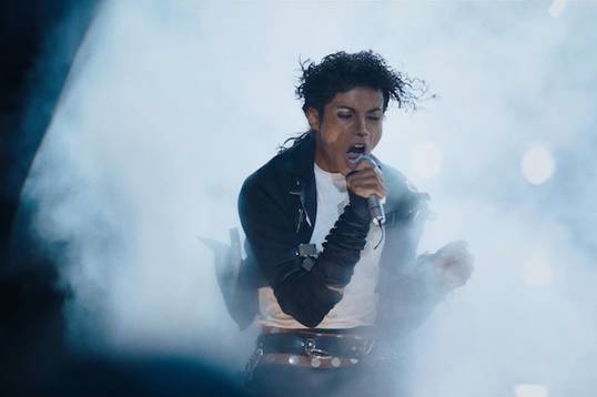 Отзывы о фильме «Майкл»: критики хвалят актёра и концерты, но ругают всё остальное