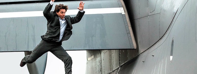Том Круз прыгает с самолета на фото «Миссии невыполнима: Последствия»