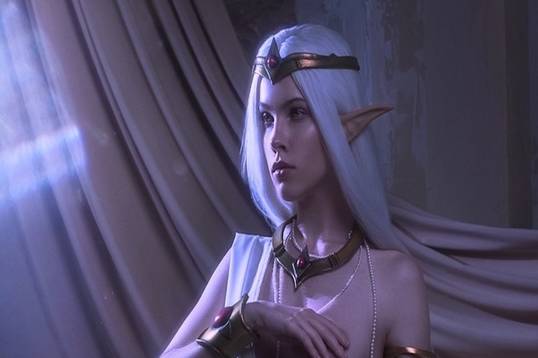 Модель сделала откровенный косплей на Королеву Азшару из World of Warcraft
