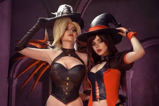 Модели сделали яркий косплей героинь Overwatch к Хэллоуину