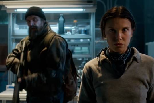 Конфликт на съемках «Очень странных дел»: Браун подала жалобу на Харбора