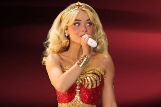 Линда Картер отреагировала на Сабрину Карпентер в образе Чудо-женщины