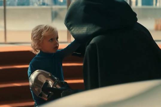 Маску Доктора Дума показали в видео от компании братьев Руссо