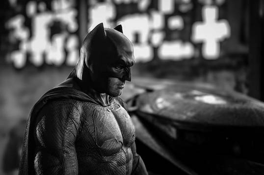 Зак Снайдер показал новый кадр с Бэтменом — фанаты ищут скрытые намеки