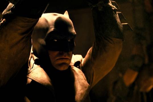 Редкий кадр из DCEU: Зак Снайдер показал Бэтмена под проливным дождем