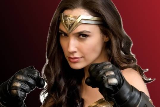 Снайдер показал архивное фото Чудо-женщины в перчатках Бэтмена