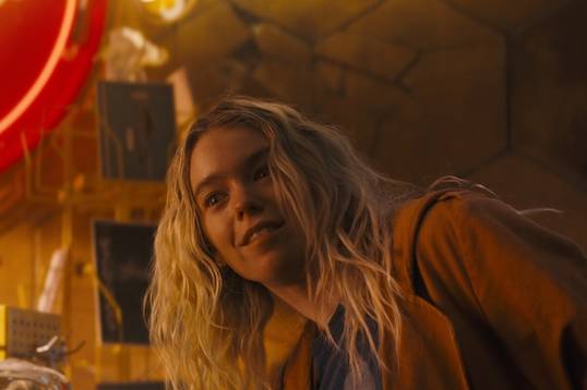 Показали новые кадры «Супергерл»: космические пираты, Лобо и «чертов зануда» Супермен