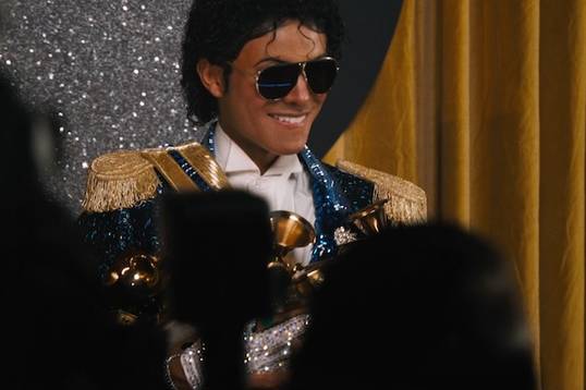 Как изменили концовку фильма «Майкл» — и почему режиссер снимал из фургона