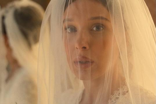 Вышли первые кадры фильма «Энола Холмс 3» с Бобби Браун и Кавиллом