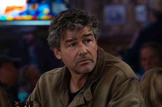 Новый кадр «Фонарей»: Хэл и Джон в баре — и кольцо только у одного из них