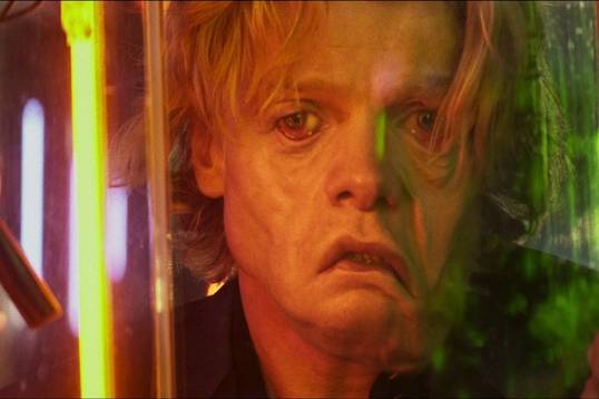 Без камео Бэтмена: «Глиноликий» не будет связан с другими фильмами DCU