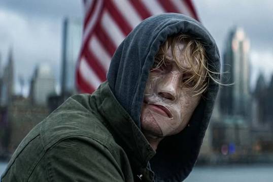 Обзор фильма «Глиноликий» — не хоррор, но любопытный эксперимент DC