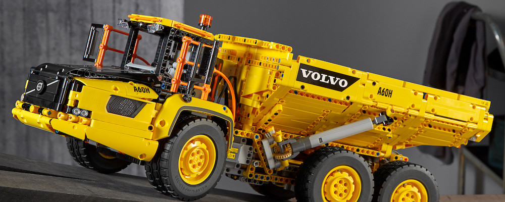 Инженеры  сдвинули с места настоящий самосвал с помощью LEGO - им помогли дети