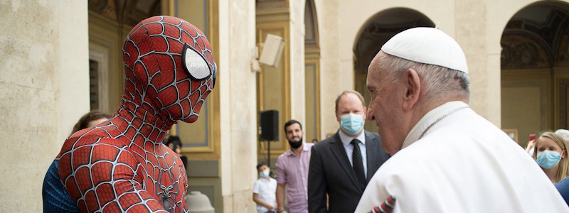 Человек-паук встретился в Папой в Ватикане