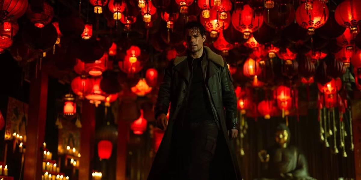 Новые фото Генри Кавилла со съемок «Горца» — черный плащ и шрам на щеке