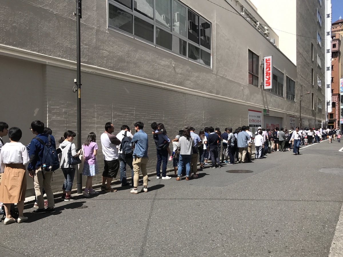 Люди стоят в очередях за получением шанса на покупку Nintendo Switch