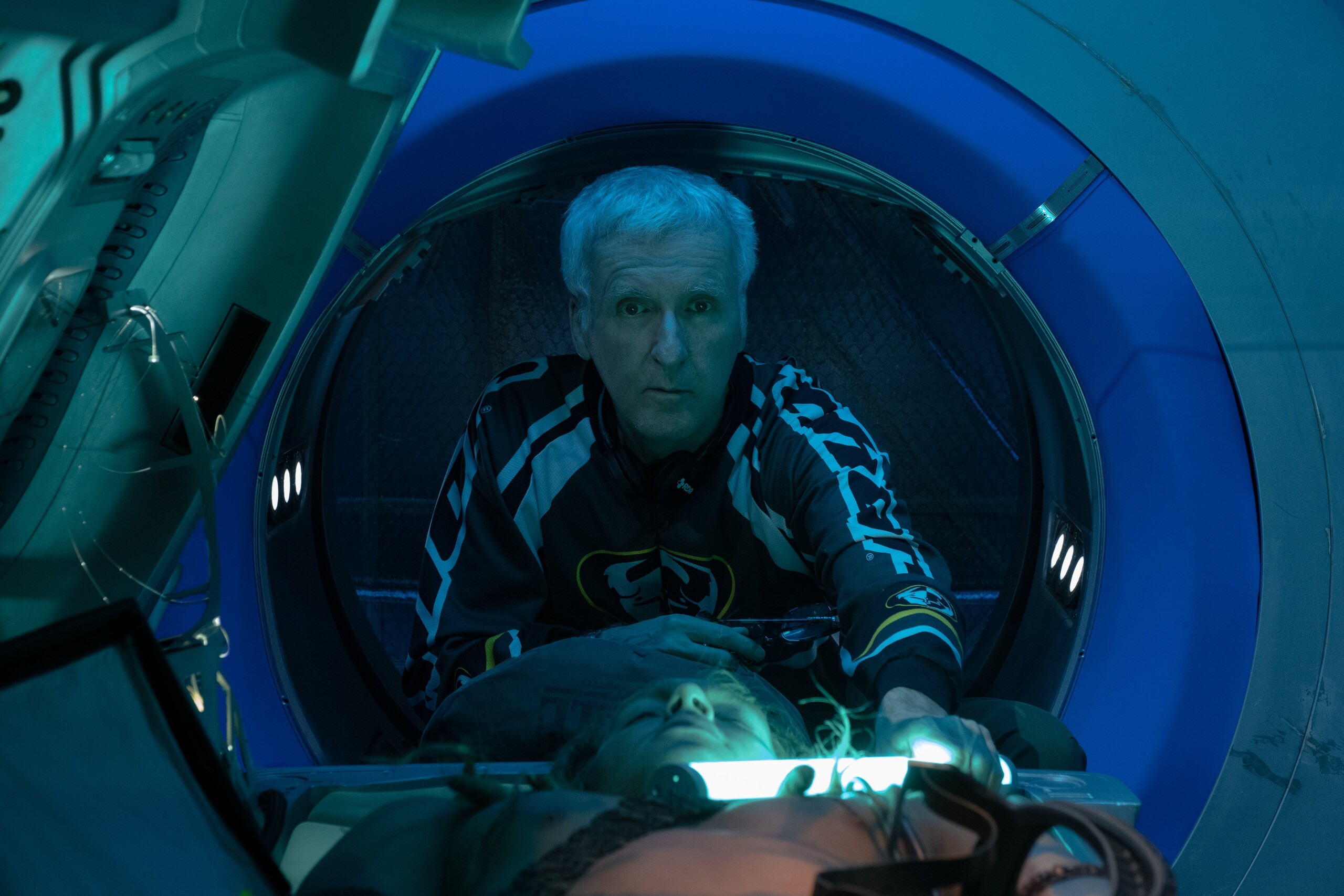 Новый кадры «Автара 2» показали Джеймса Кэмерона в лаборатории землян