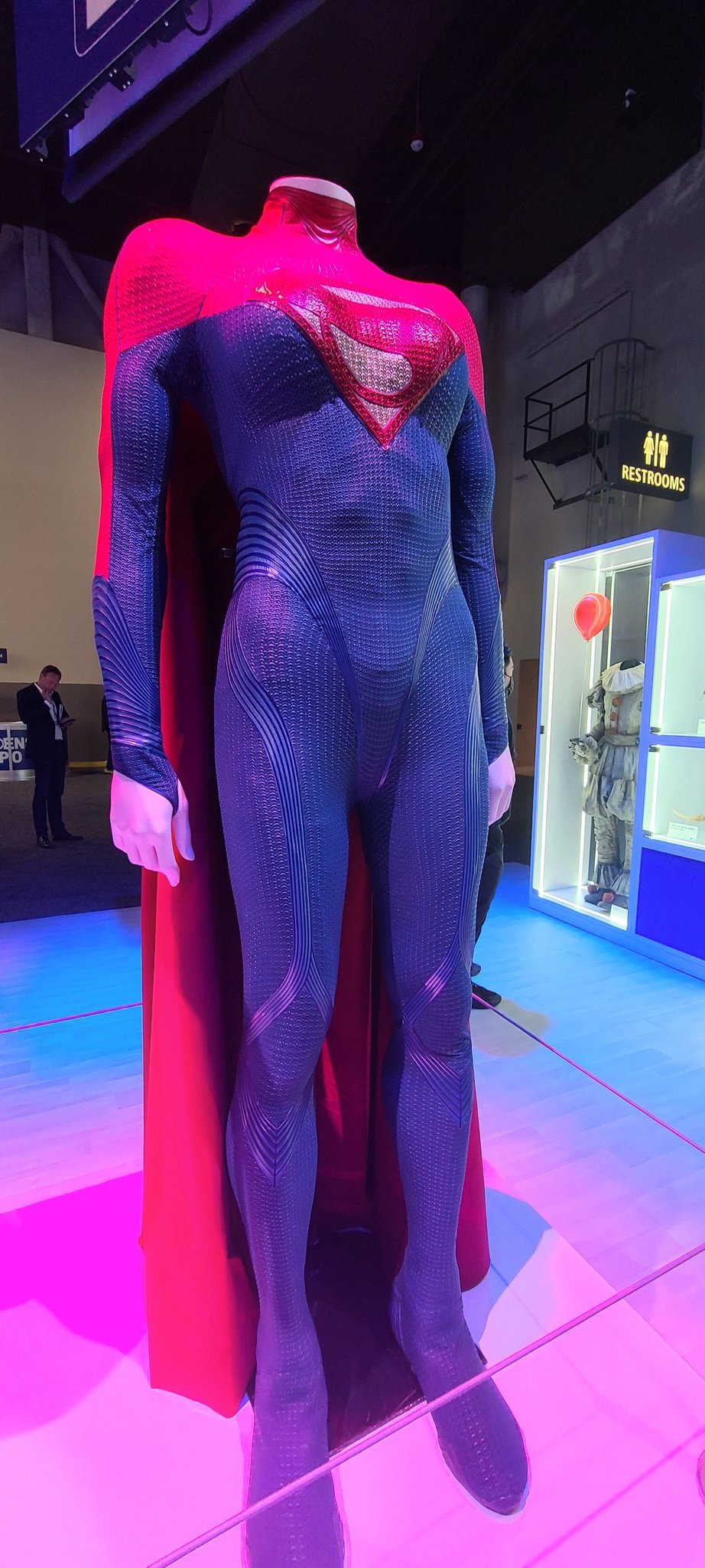Близкий взгляд на костюм Супергерл в киновселенной DC из «Флэша»