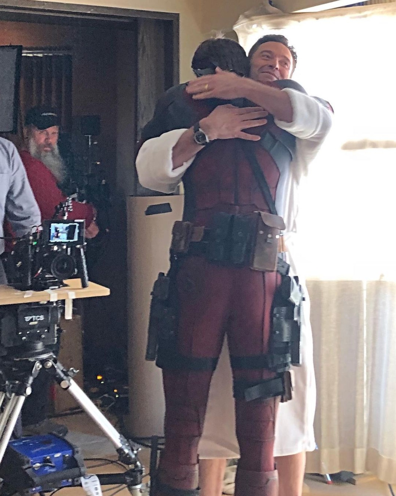 Хью Джекман обнимает Райана Рейнольдса в образе Дэдпула на новом фото