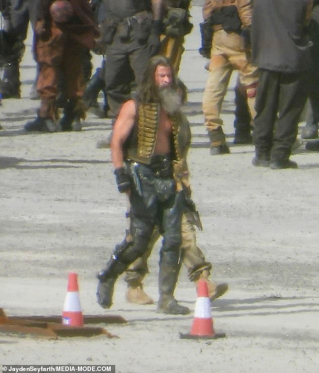 Крис Хемсворт в роли Несмертного Джо на кадрах фильма «Безумный Макс: Фуриоса»