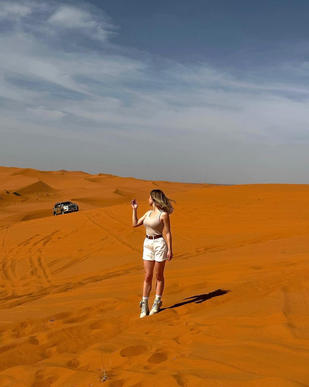 Сидни Суини в обтягивающей майке в пустыне на новых фото