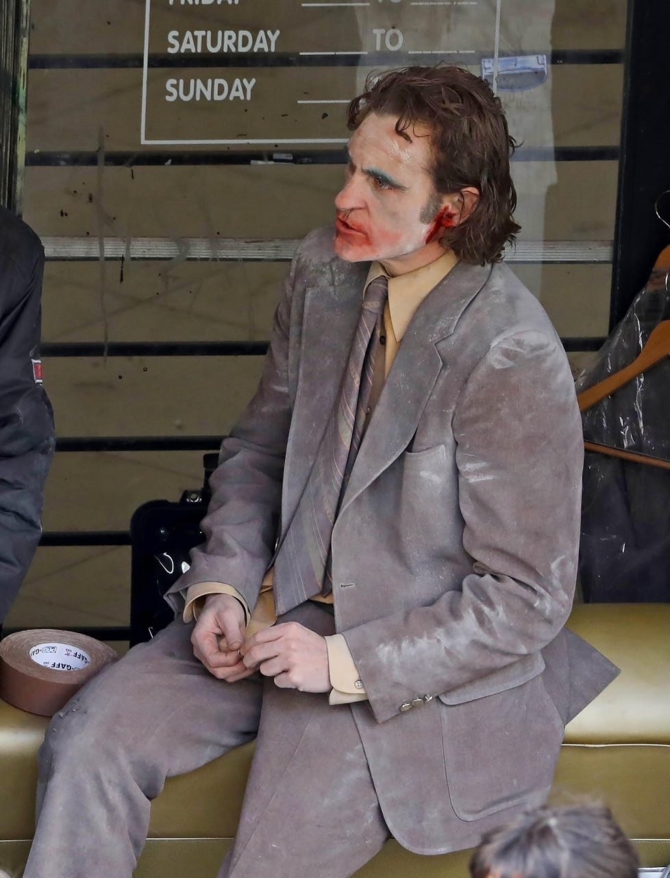 Хоакин Феникс показан в роли Джокера на первых кадрах сиквела «Безумие на двоих»
