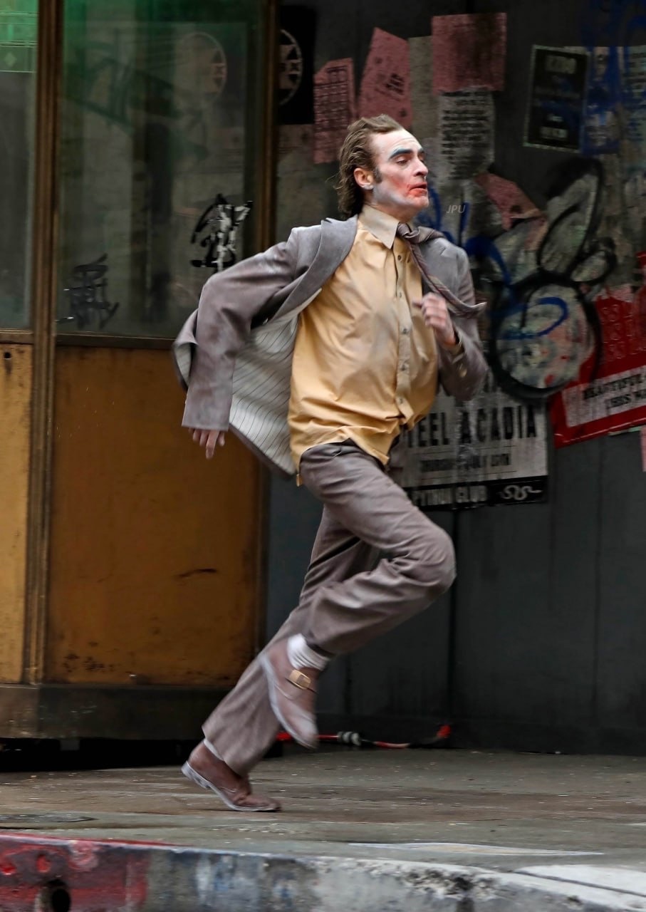 Хоакин Феникс показан в роли Джокера на первых кадрах сиквела «Безумие на двоих»