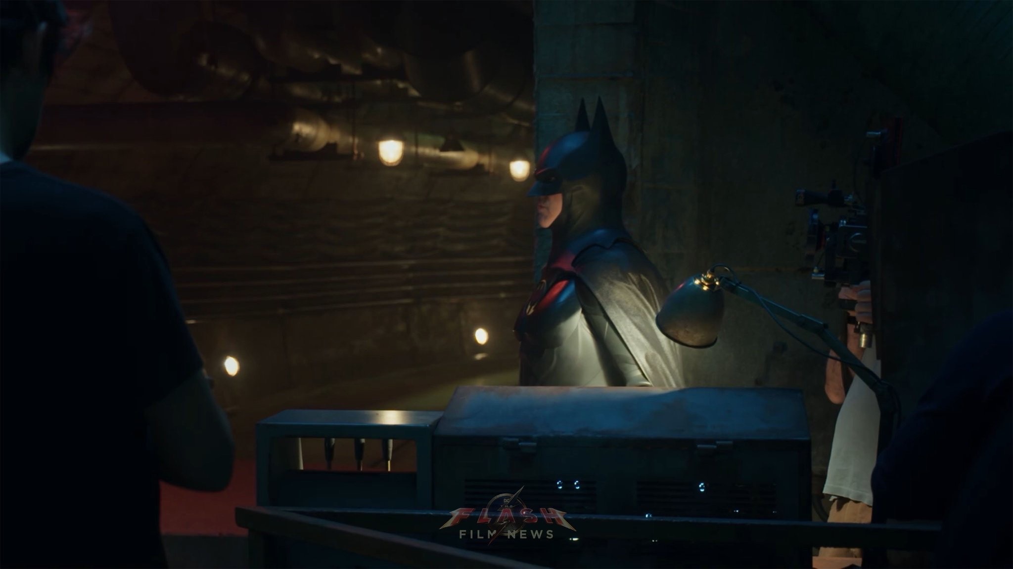 Новые кадры «Флэша» показали Майкла Китона в роли Бэтмена