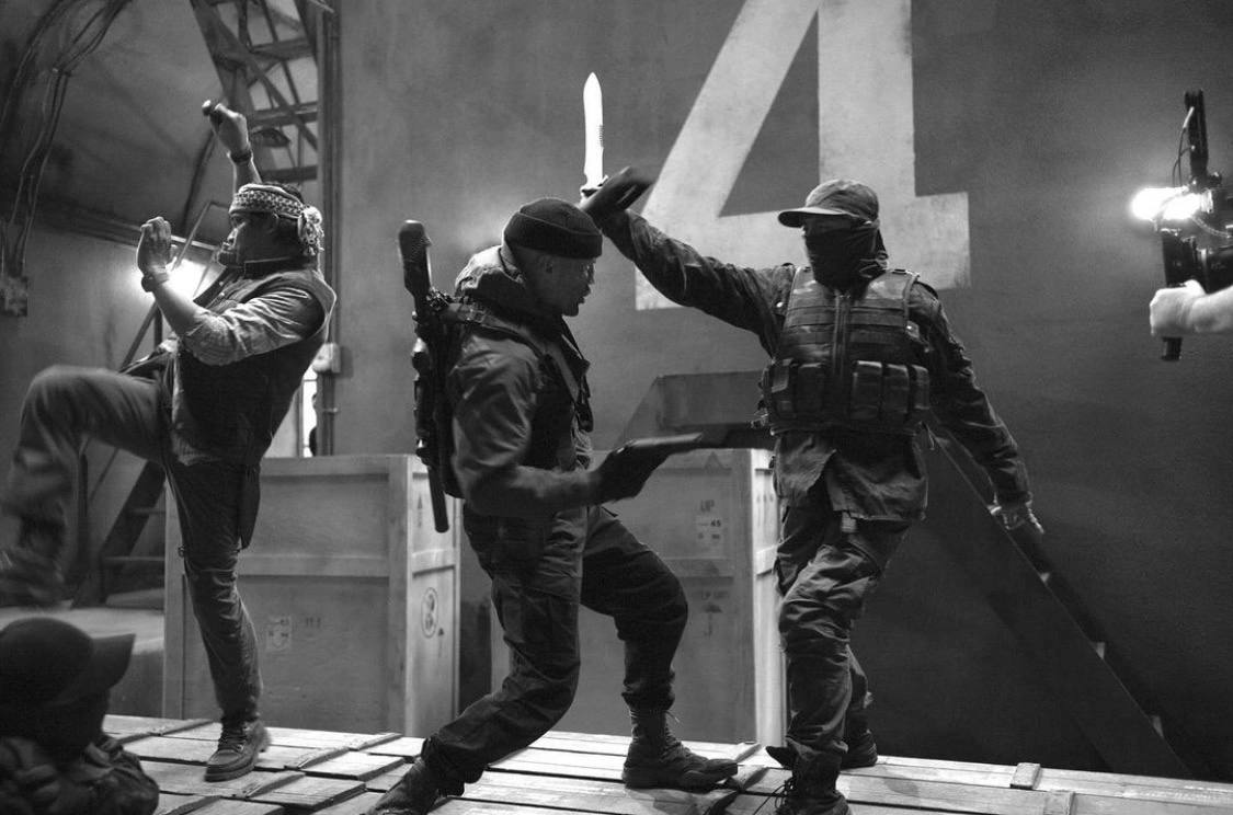 Новые кадры фильма «Неудержимые 4» показали Джейсона Стэйтема в экшен-сцене