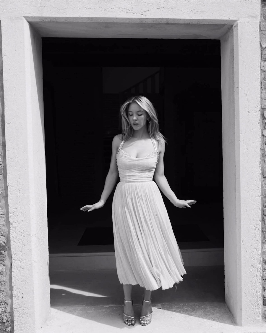 Сидни Суини снялась в нежной фотосессии в белом платье