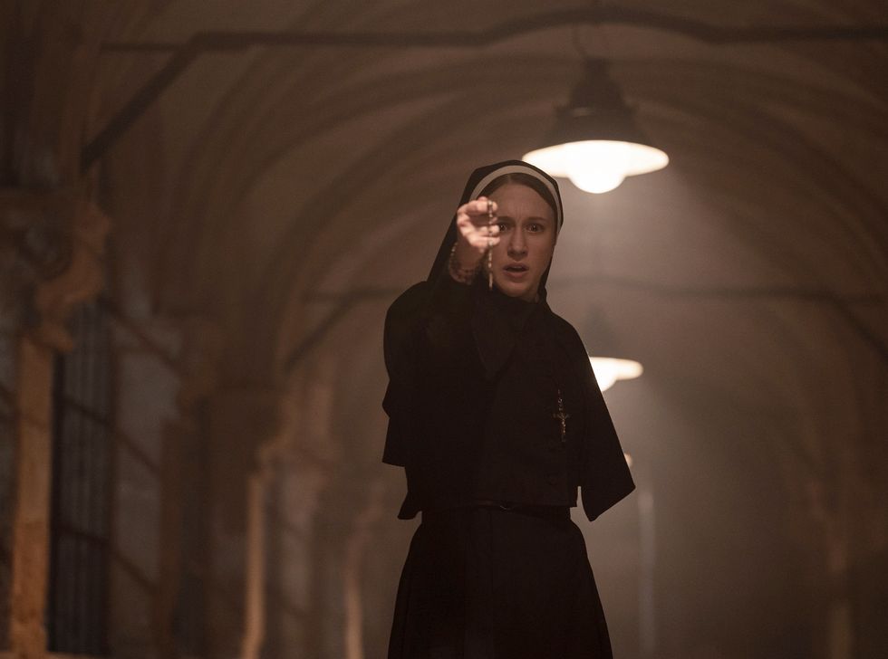 Сцена после титров «Проклятие монахини 2» важна для вселенной «Заклятие». Объяснение концовки