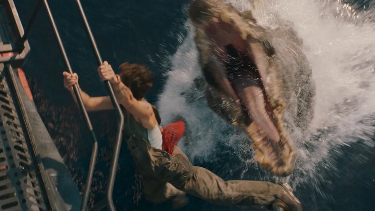 Нападение на лодку на кадре фильма «Мир Юрского периода: Возрождение» / Universal Pictures