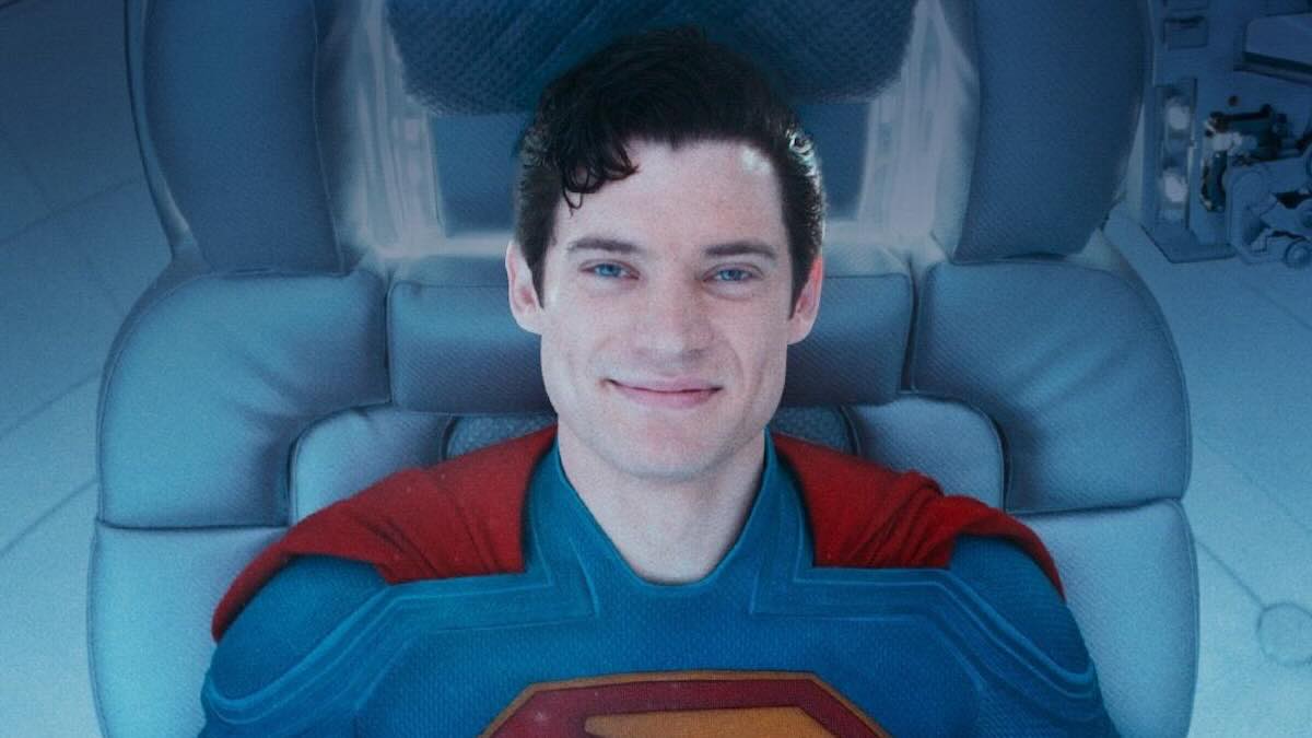 Кларк Кент улыбается в фильме «Супермен» / DC Studios