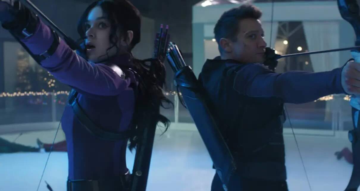 Хейли Стайнфелд и Джереми Реннер в роли Соколиного глаза в сериале «Соколиный глаз» / Marvel Television
