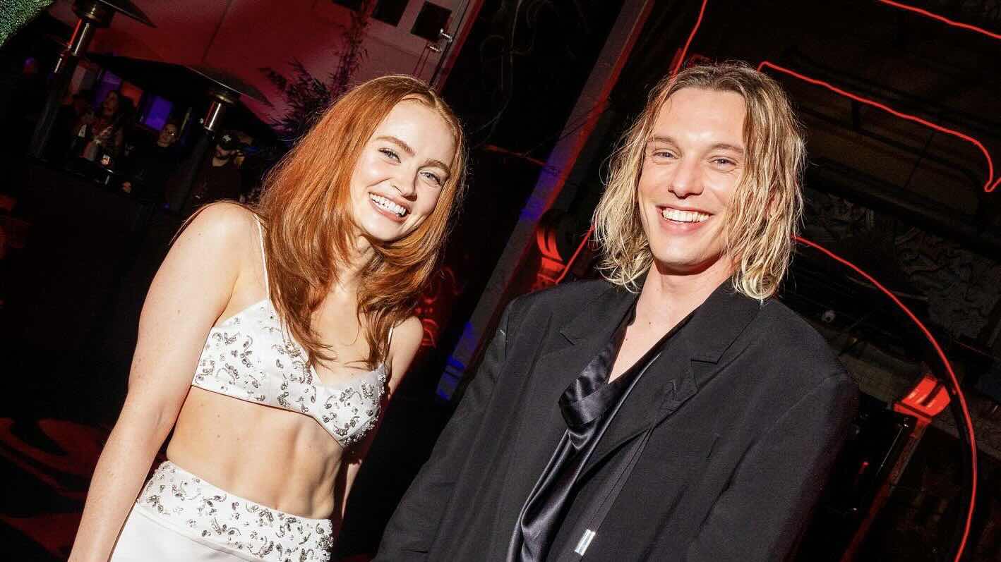 Сэди Синк смеется на красной дорожке «Очень странных дел 5» / Netflix