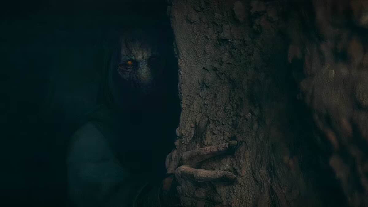 Дарт Плэгас выглядывает из-за скалы в «Аколит» / Lucasfilm