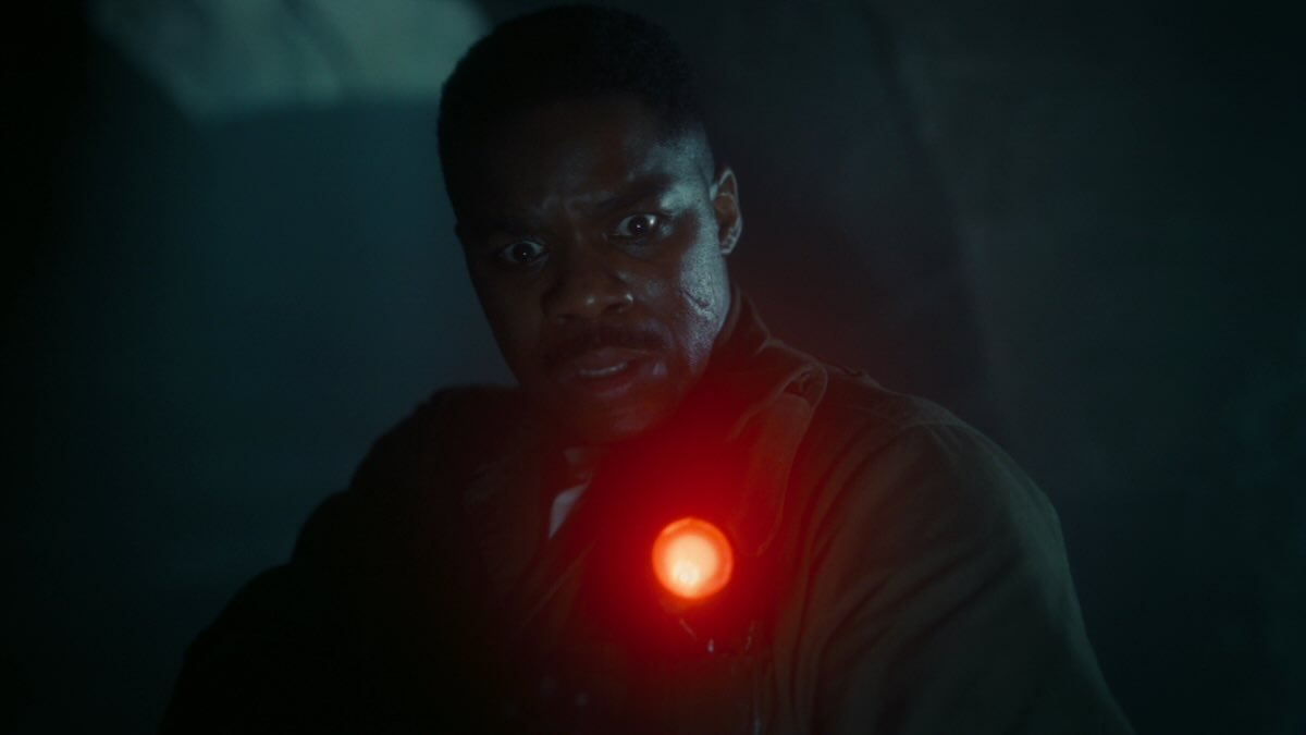 Джован Адепо в ролях Лероя Хэнлона и Поли в 5-й серии сериала «Оно» / HBO Max