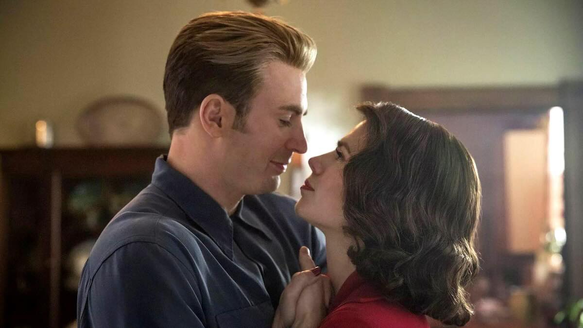 Крис Эванс в роли Стива Роджерса наклоняется, чтобы поцеловать Хейли Этвелл в роли Пегги Картер в фильме «Мстители: Финал» / Marvel Studios