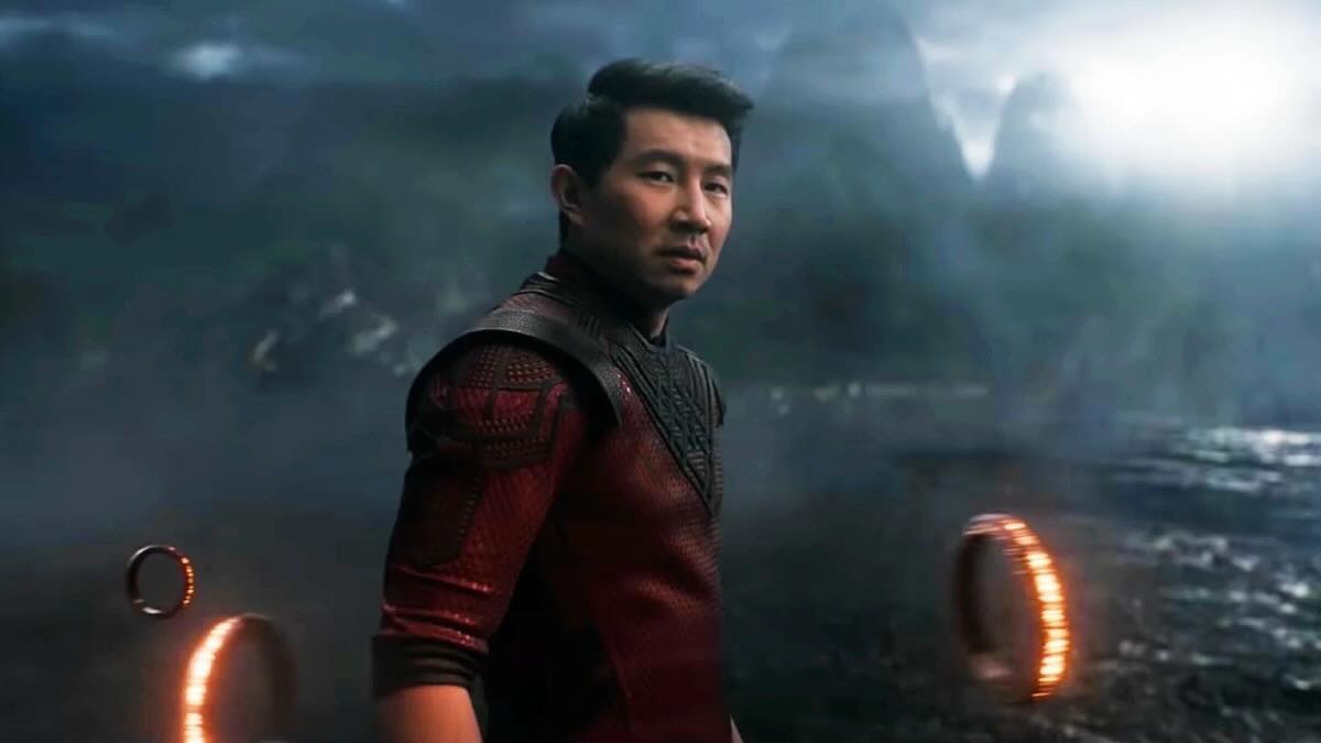 Симу Лю в роли Шан-Чи в костюме из чешуи красного дракона в фильме «Шан-Чи и легенда о десяти кольцах» / Marvel Studios