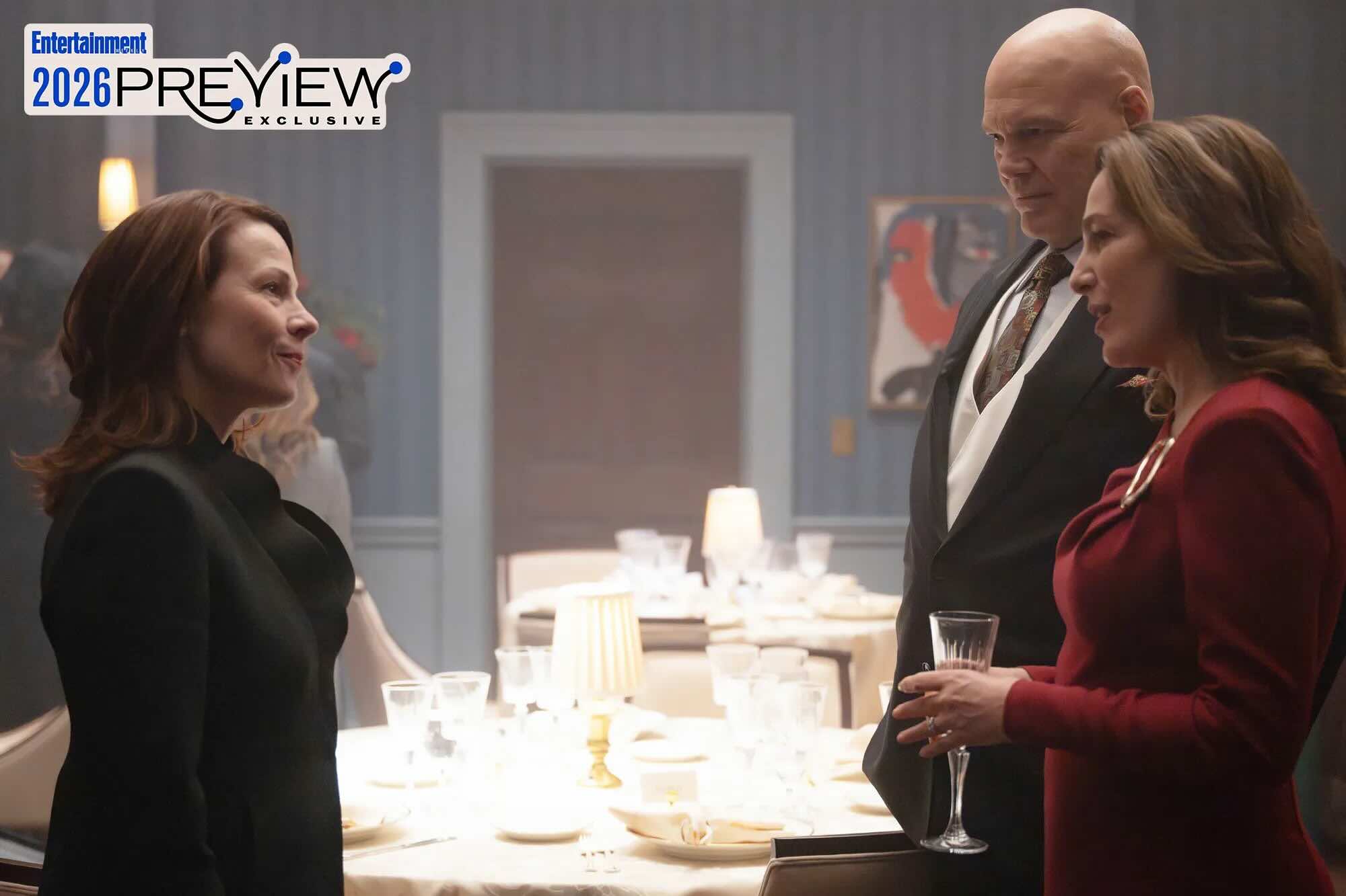 Губернатор Мардж Маккаффри (Лили Тейлор), Уилсон Фиск / Кингпин (Винсент Д'Онофрио) и Ванесса Фиск (Айелет Зурер) в сериале «Сорвиголова: Рожденный заново» / Marvel Studios