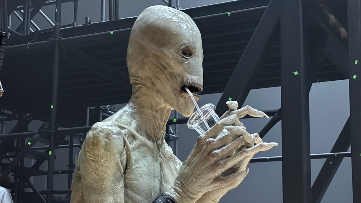 Мистер Красавчик с чашкой в ​​руке на съёмочной площадке «Супермена» / DC Studios