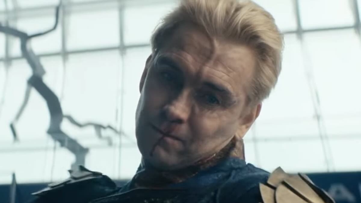 Энтони Старр в роли Хоумлендера, смотрящего вдаль в «Пацанах» / Amazon Prime Video