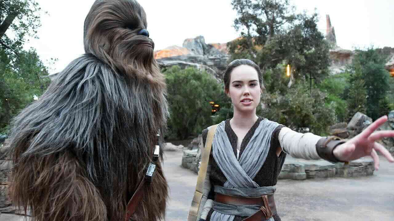 Актриса в роли Рей в Galaxy's Edge / Disney