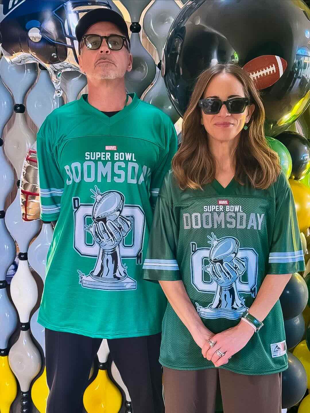 Роберт Дауни-младший и его жена позируют для фотографии в одежде с символикой «Мстителей: Судный день»
