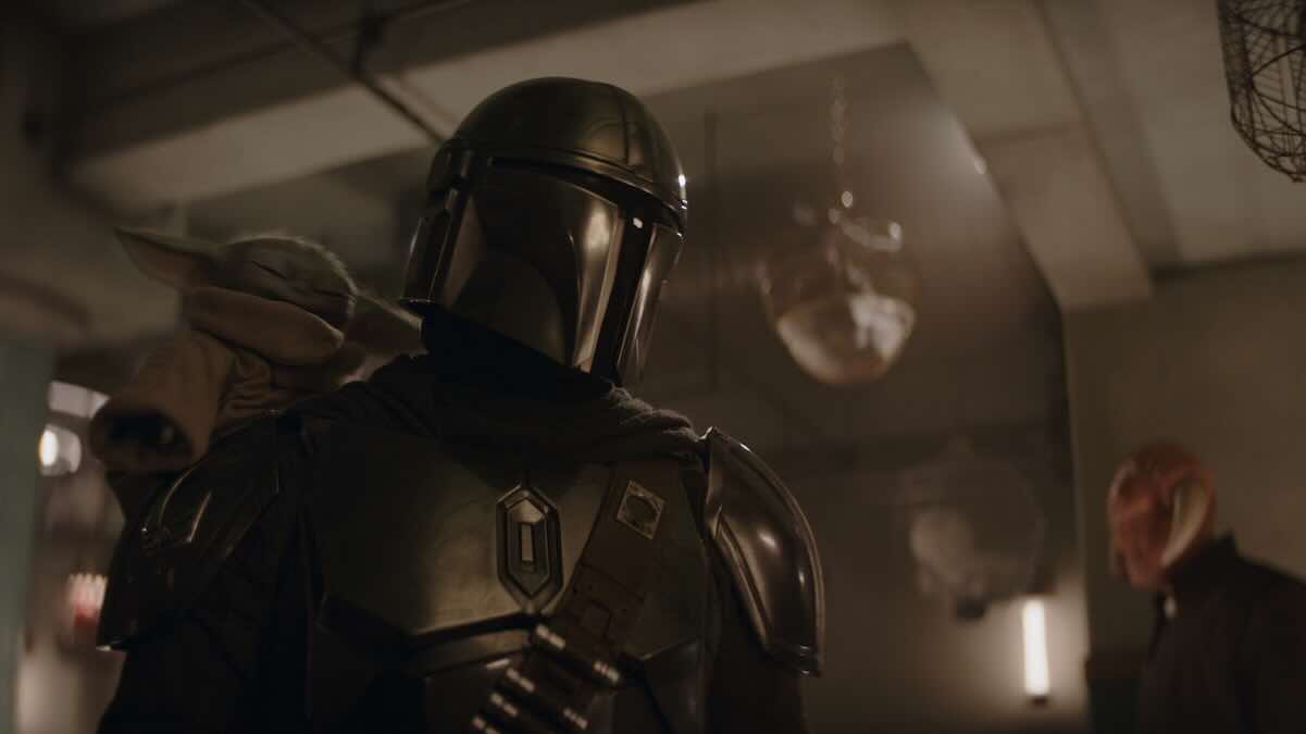 Мандалорец сидит в баре с Грогу на плече / Lucasfilm